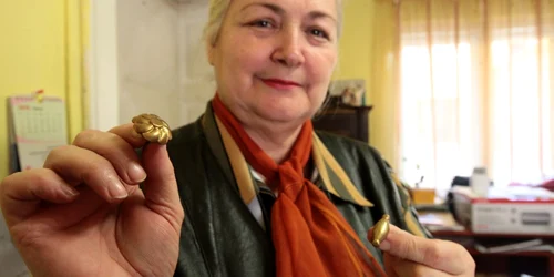 Rodica Silvia Pop, de la Muzeul Judeţean de Istorie şi Arheologie din Baia Mare, arată un nasture de honved