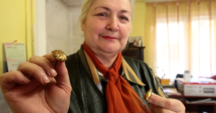 Rodica Silvia Pop, de la Muzeul Judeţean de Istorie şi Arheologie din Baia Mare, arată un nasture de honved