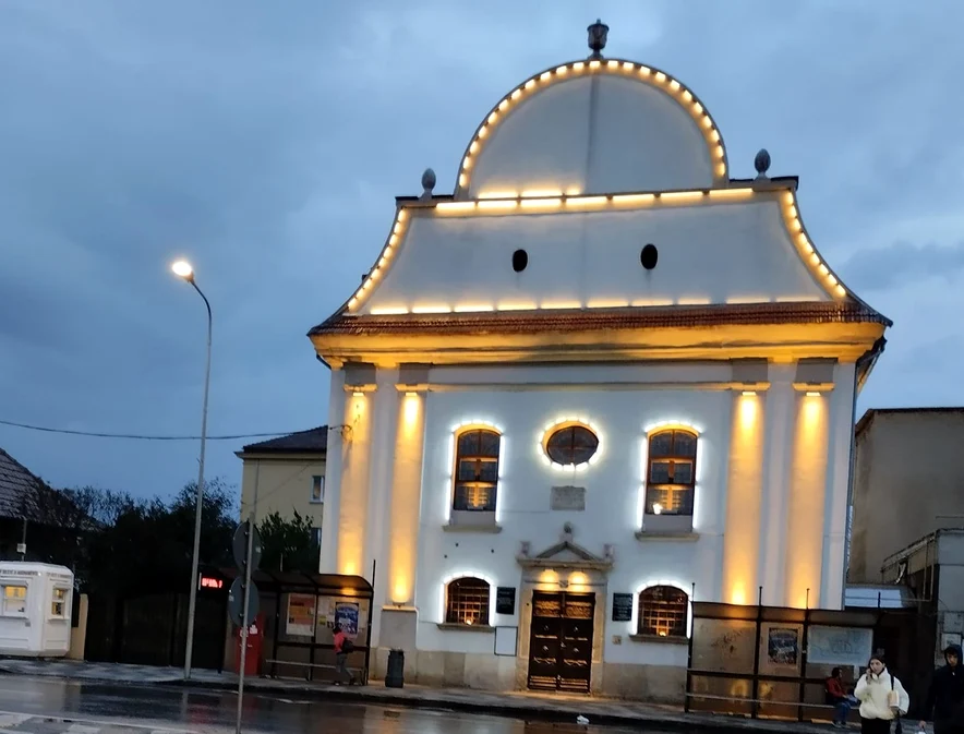 Sinagoga este iluminată arhitectural FOTO Adevărul