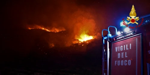 Pompierii italieni luptă cu flăcările în Sicilia. FOTO EPA-EFE