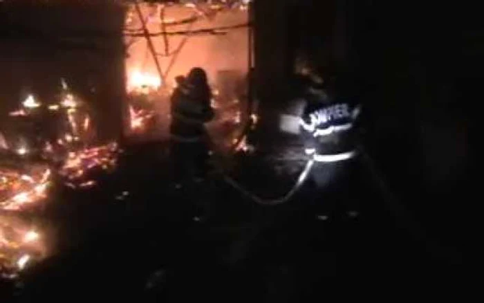 Târgu-Jiu: Pătul cuprins de flăcări