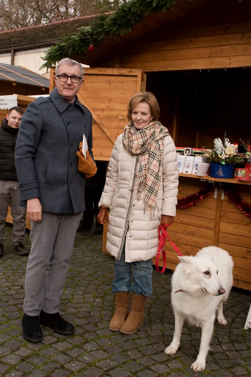 Cuplul regal a ieșit la târg cu Alma, lupul alb al familiei. FOTO: Daniel Angelescu