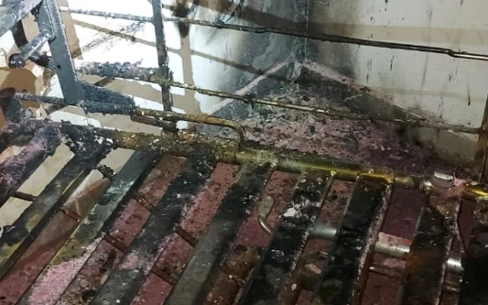 Patul care a ars la Instititul Socola Foto: ISU Iaşi