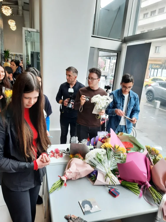 La lansare au venit şi foatre mulţi tineri, spre bucuria Margaretei Pâslaru / foto: Click!