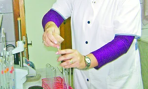 Specialiştii  analizează  în laborator  probele de apă  recoltate din  Dunăre jpeg