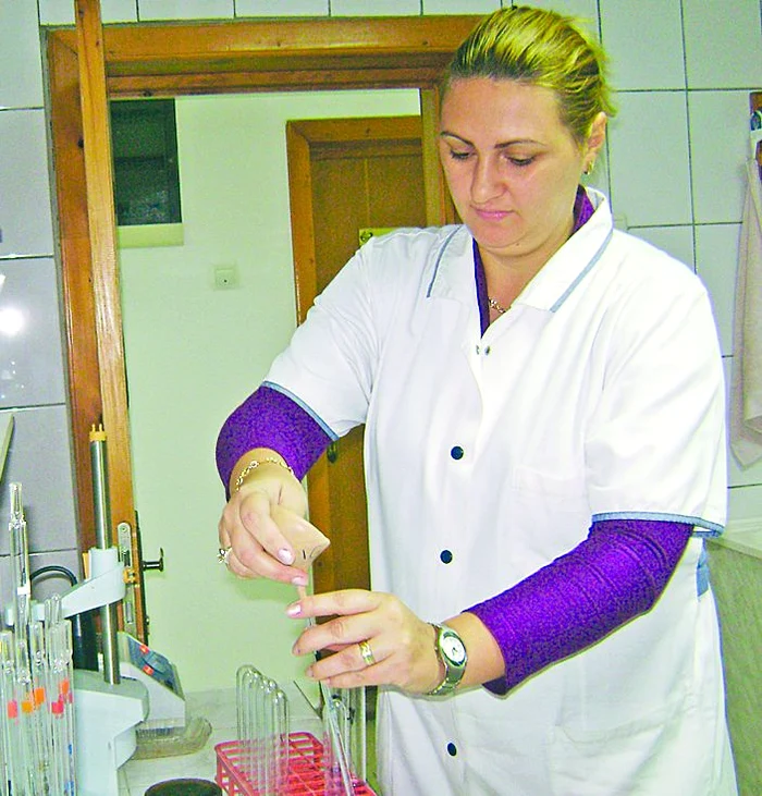 Specialiştii analizează în laborator probele de apă recoltate din Dunăre