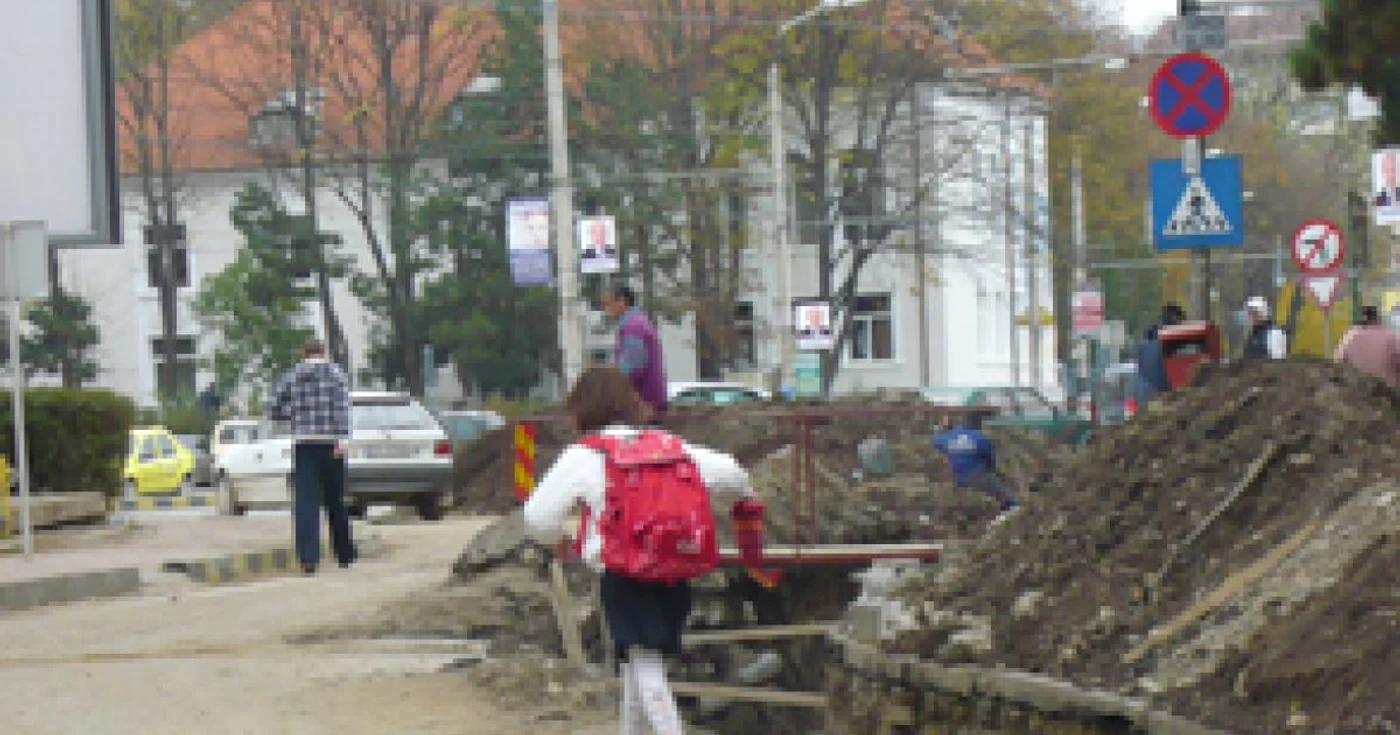 Suceava: Drumul spre şcoală trece prin tranşee