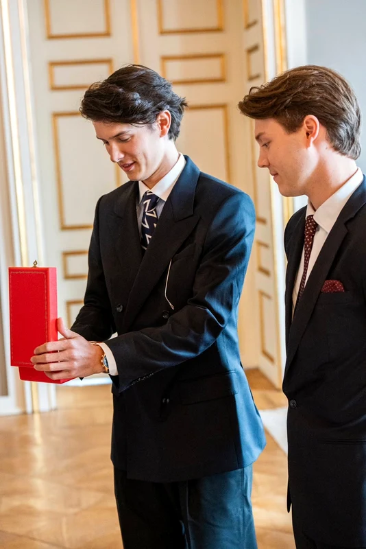 Contele Felix de Monpezat și Contele Nikolai de Monpezat, medaliați de unchiul lor, Regele Frederik.