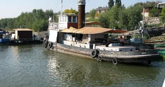 Brăila: O navă fără identitate rugineşte legată la chei