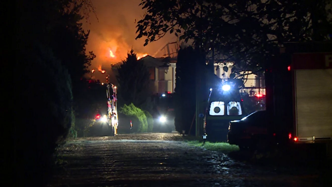 Fosta vilă a lui Irinel Clumbeanu a ars aseară ca o torțăFoto: stirileprotv.ro