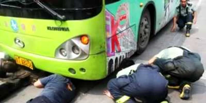 Un şofer chinez s-a ascuns sub autobuz pentru a evita plata amenzii