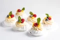 Minipavlova cu crema de vanilie si fructe  Sursa foto shutterstock 2133472815 jpg