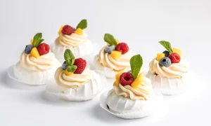 Minipavlova cu crema de vanilie si fructe  Sursa foto shutterstock 2133472815 jpg