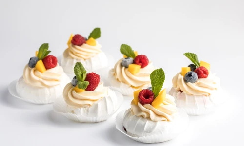 Minipavlova cu crema de vanilie si fructe  Sursa foto shutterstock 2133472815 jpg