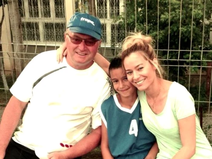 
    Laura Cosoi, alături de tatăl ei și de unul dintre frățiorii mai micifoto: arhivă personală  