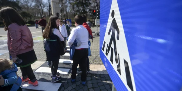Copii elevi trecere de pietoni semn de circulatie FOTO Mediafax / Andreea Alexandru