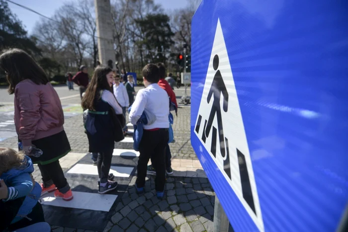 Autospeciala de poliţie avea pornite semnalele acustice. FOTO Mediafax / Andreea Alexandru (Arhivă)