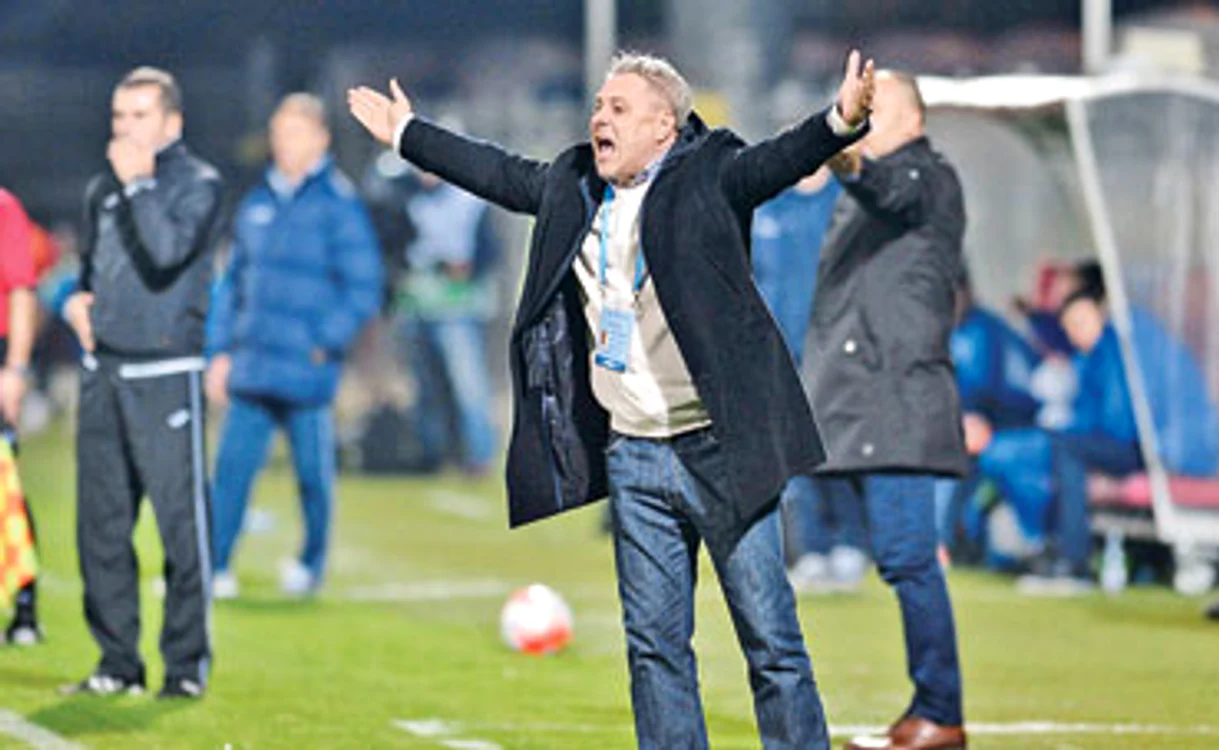 
    Marius Şumudică ţipă cât poate de tare înaintea fiecărui meci, simţindu-se nedreptăţit pe acest final de campionat pe care e la un pas să-l câştigeFoto: Sportpictures.eu  