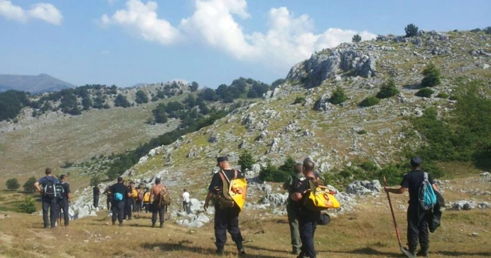 20 de pompieri rămân în zonă FOTO ISU Mehedinţi