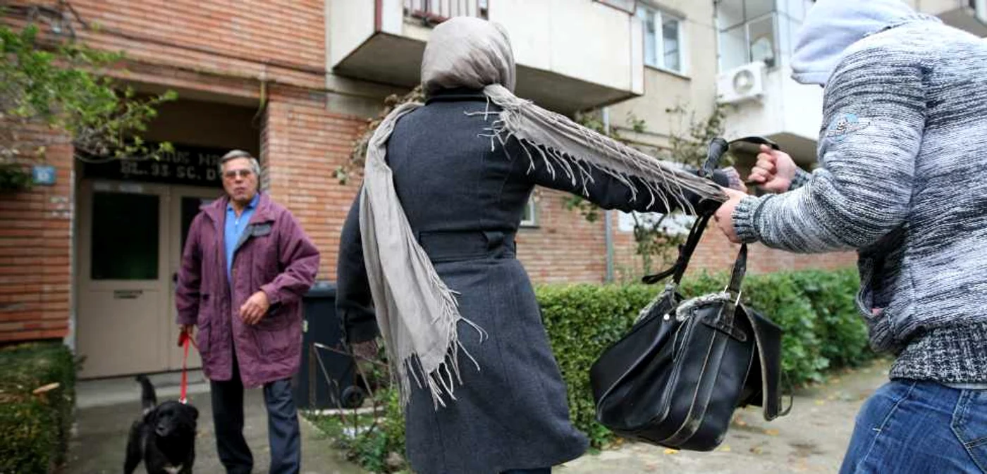 Poştăriţele cu genţile pline de mii de lei sunt victimele tâlharilor