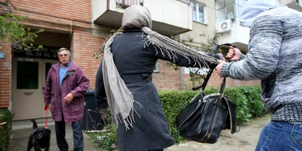 Poştăriţele cu genţile pline de mii de lei sunt victimele tâlharilor