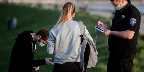 Un politist local verifica declaratia pe proprie raspundere a unui barbat in Bucuresti FOTO Mediafax 