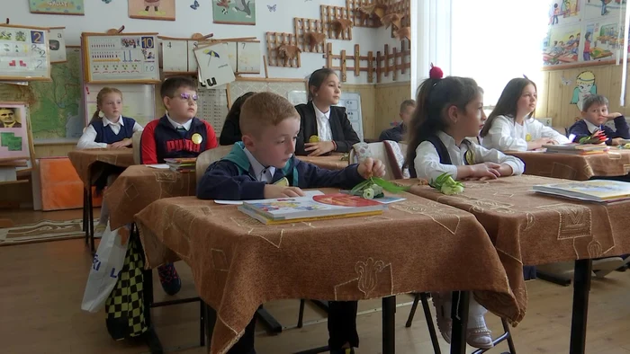 Elevi din Bisoca, la școală SURSA Iulian Bunilă