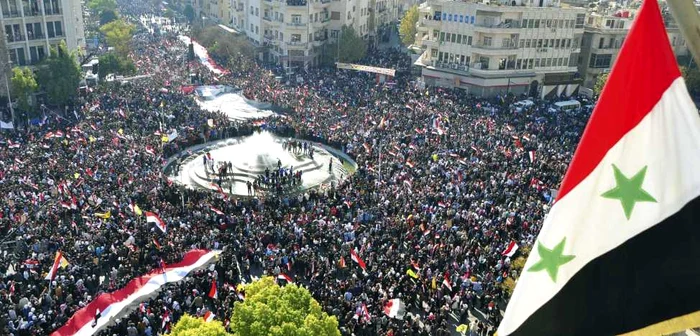 FOTO REUTERS: Regimul Bashar al-Assad şi-a scos, luni, suporterii în stradă 