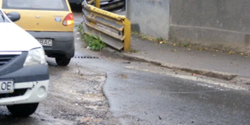 Reşiţa: Şoferii fac enduro pe strada Petru Maior