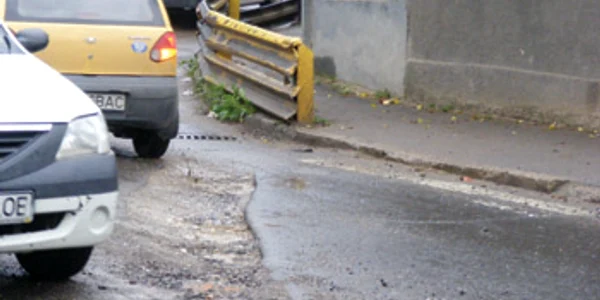 Reşiţa: Şoferii fac enduro pe strada Petru Maior