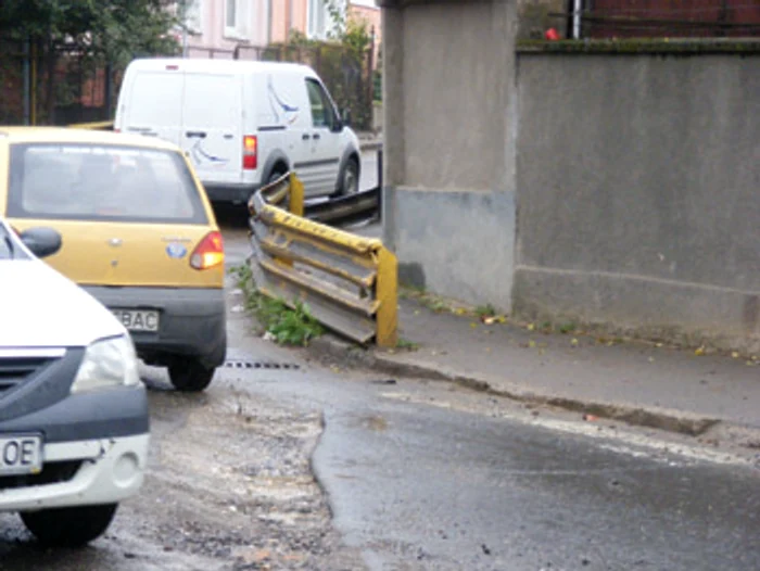 Reşiţa: Şoferii fac enduro pe strada Petru Maior