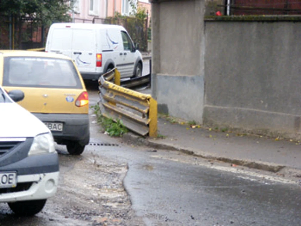 Reşiţa: Şoferii fac enduro pe strada Petru Maior