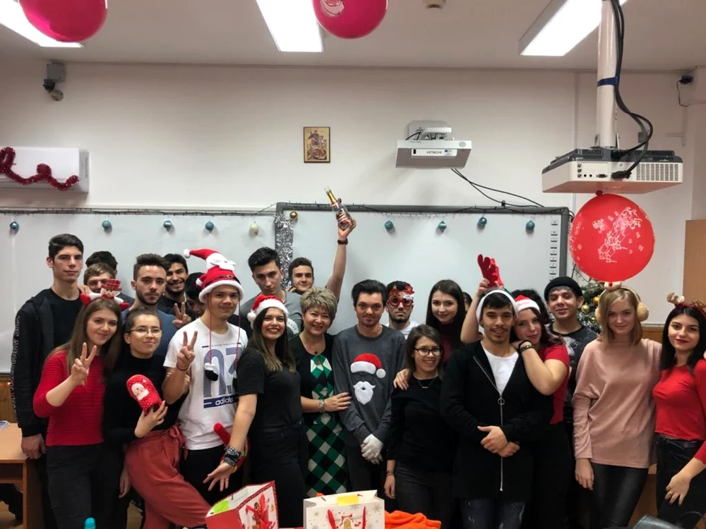 Dragoş Radu (în centrul imaginii), alături de colegii de liceu FOTO Arhivă personală Dragoş Radu