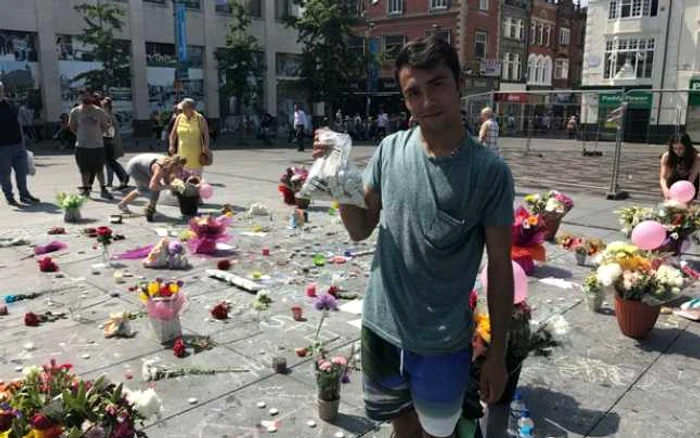 Michael Nieg, românul care are grijă de florile şi lumânările depuse în Piaţa Williamson din Liverpool în memoria victimelor de la Manchester FOTO The Liverpool Echo