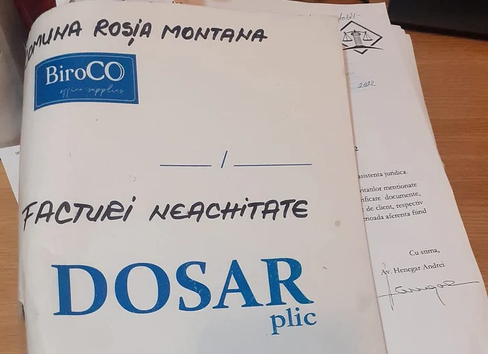 Dosarul cu facturi neachitate de la Primăria Roșia Montană FOTO Vasile Morariu