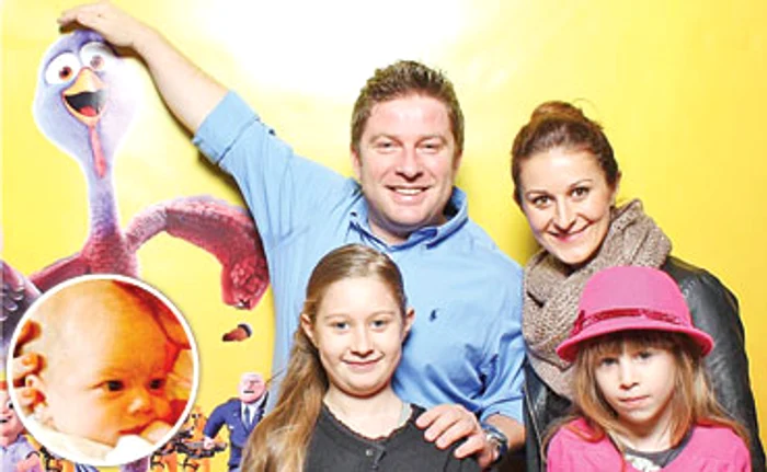 
    Soţii Pavel şi Anca Bartoş, alături de Eva şi Rita. Mezina Sofia e prea mică pentru a ieşi la mondenităţi  