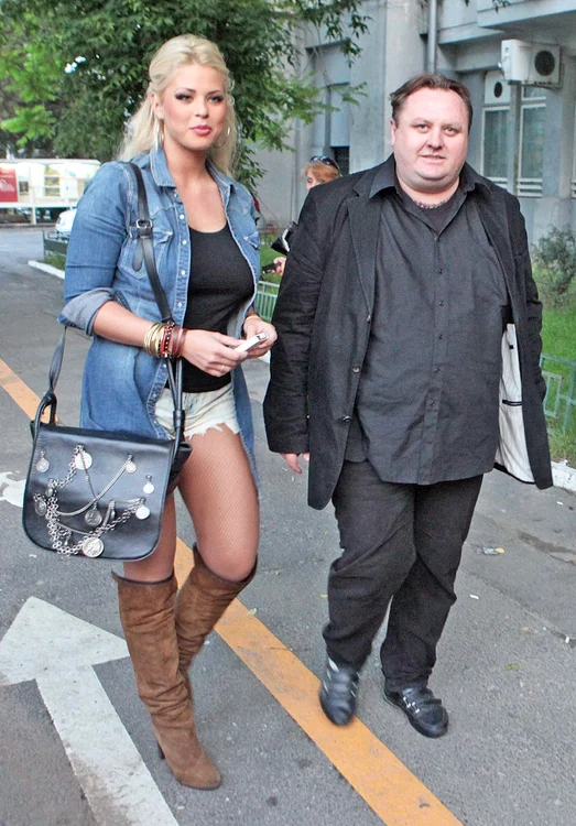 
    Radu Groza a fost  părăsit de multe  vedete, dar nu şi  de iubita lui, solista Roxana Nemeş  