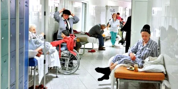 De multe ori, pacienţii spitalelor din România n-au loc în saloane şi sunt „cazaţi“ pe holuri. Mai mult,  ei sunt nevoiţi să plătească  o parte din consumabile 