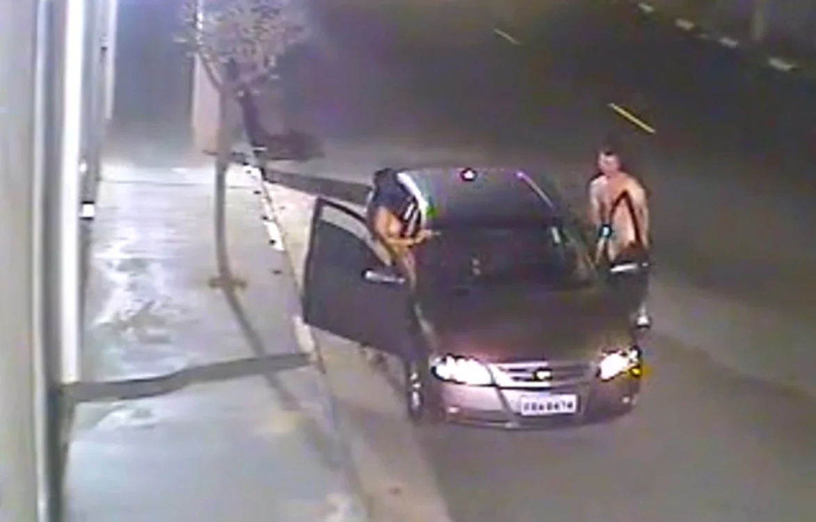 
    Au oprit pur şi simplu maşina pe marginea străzii şi au făcut sexCaptură video  