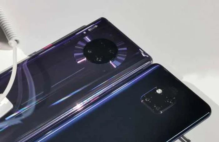 Deşi îi lipsesc aplicaţiile din suita Google, Huawei Mate 30 Pro (violet) a avut parte de vânzări excelente.