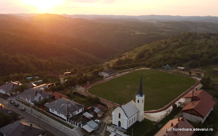 Stadionul din Ghelari. Foto: Daniel Guță ADEVĂRUL