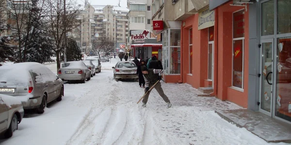 Agenţii comerciali sunt obligaţi să îşi deszăpezească trotuarele singuri