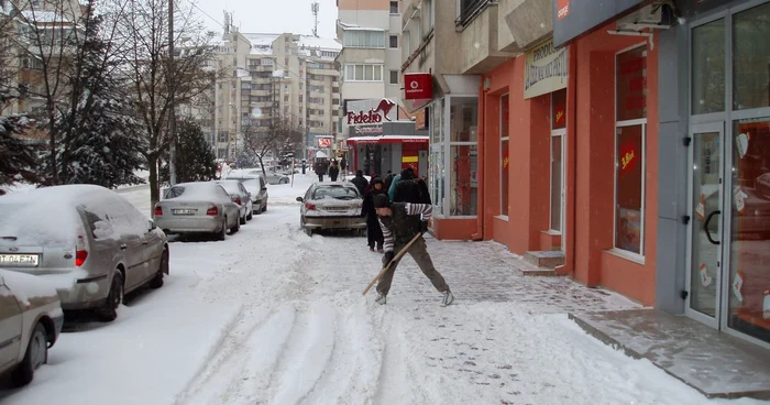 Agenţii comerciali sunt obligaţi să îşi deszăpezească trotuarele singuri