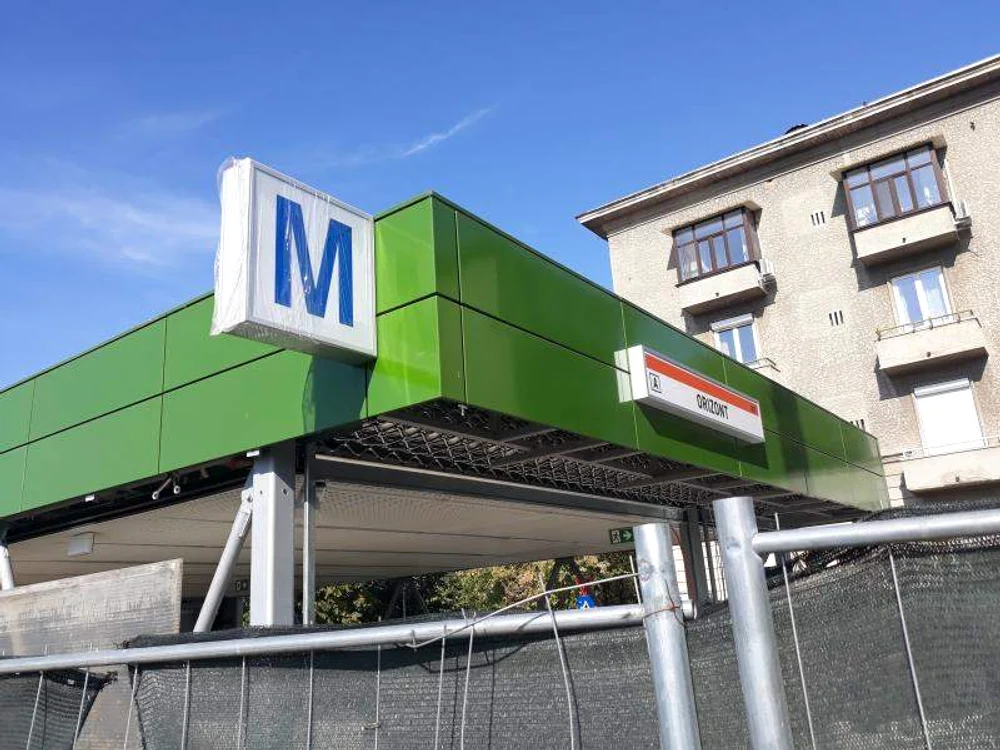
    Gurile de metrou de pe Magistrala 5 sunt amplasate lângă scările de bloc  