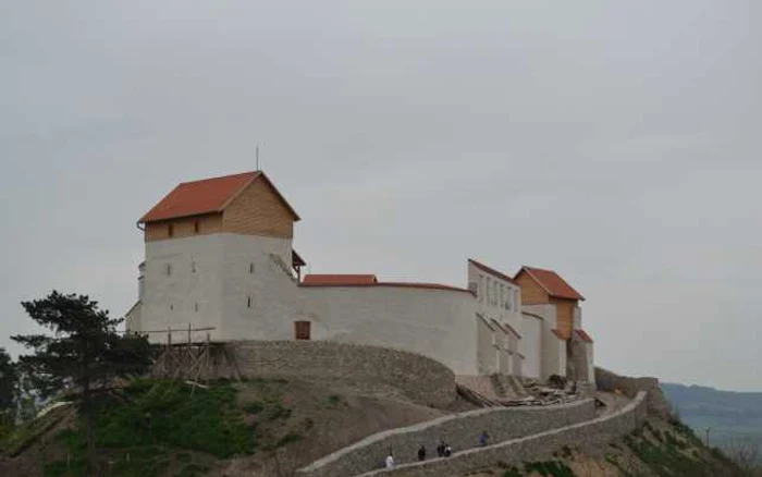 Cetatea a fost reconstruită de la zero. FOTOSimona Suciu