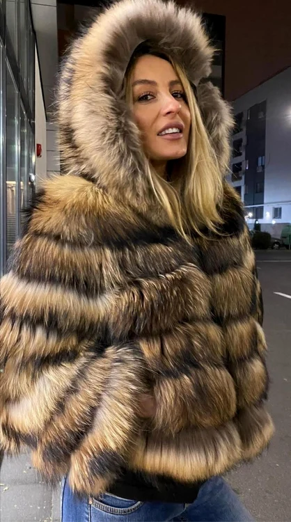 Flavia arată super în haina din raton finlandez