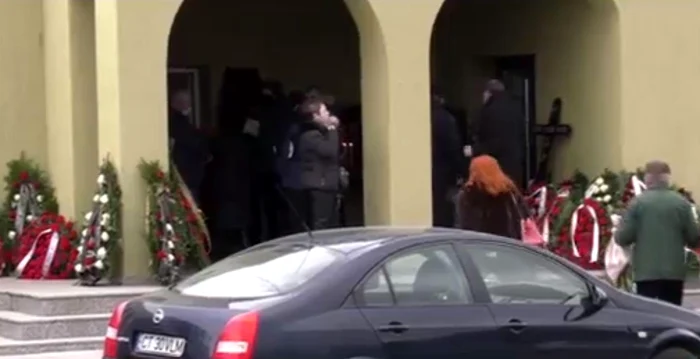 
    Femeia nu s-a mai putut susține de balcon și a căzut în gol de la etajul 6Foto: adevarul.ro  