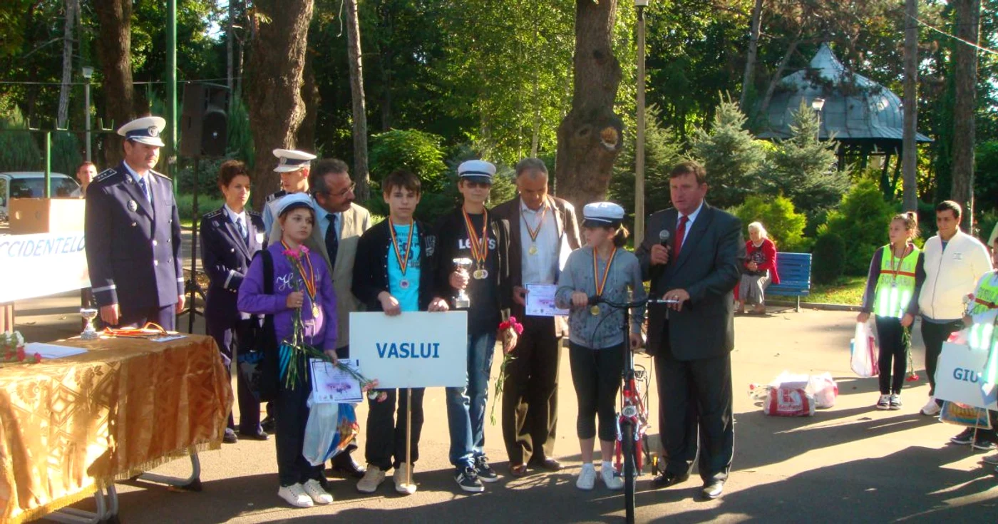 La festivitatea de premiere a fost prezent și primarul Vasile Pavăl (dreapta)