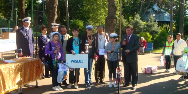 La festivitatea de premiere a fost prezent și primarul Vasile Pavăl (dreapta)