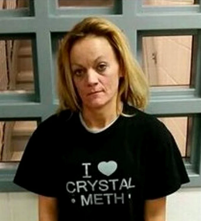 "Iubesc metamfetamina cristalizată" este mesajul de pe tricoul femeii